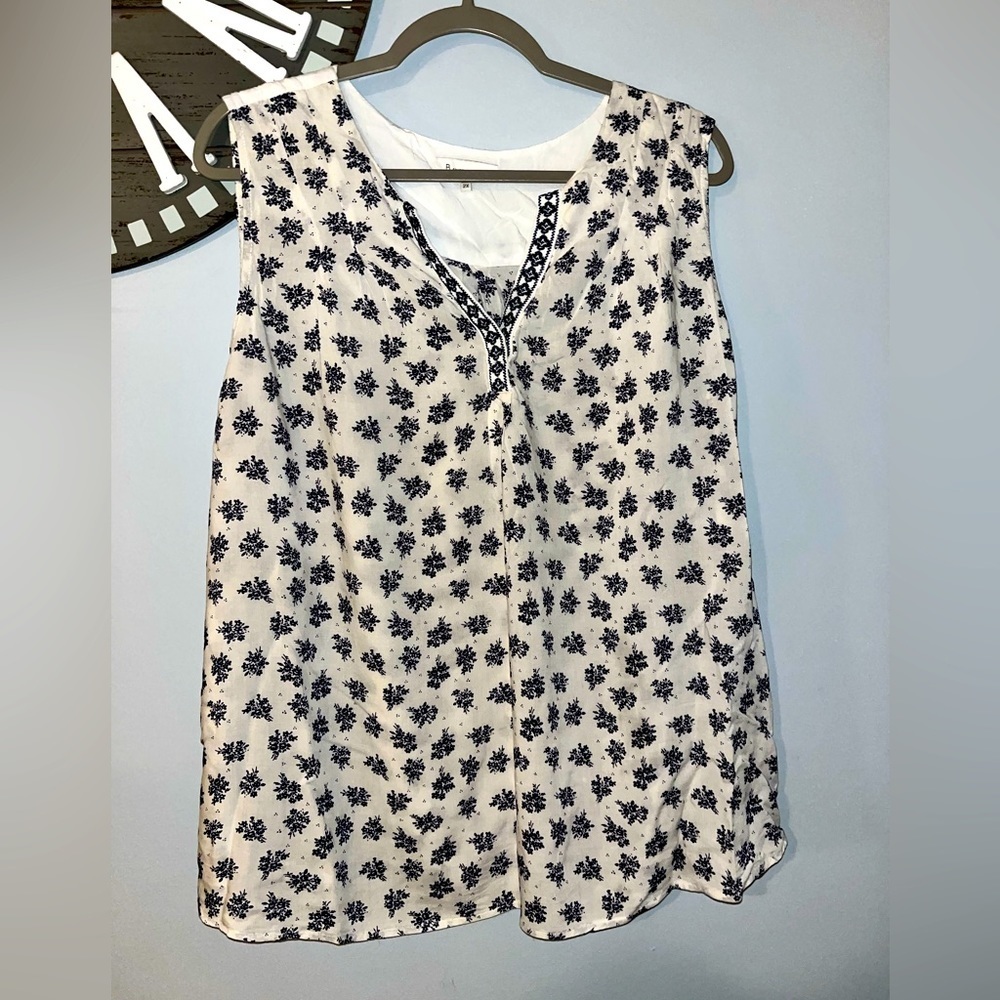 B skies are blue sleeveless summer blue and white top size 2X